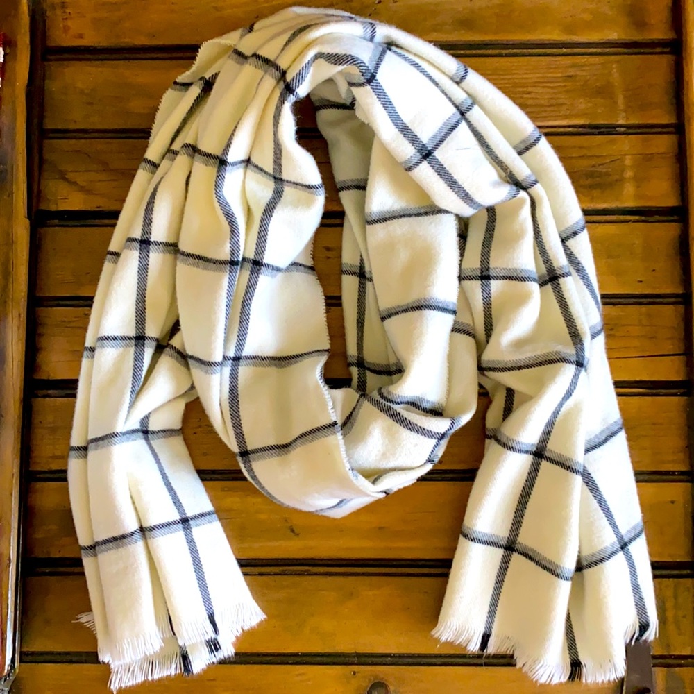 . New super soft scarf white‎ black and gray!